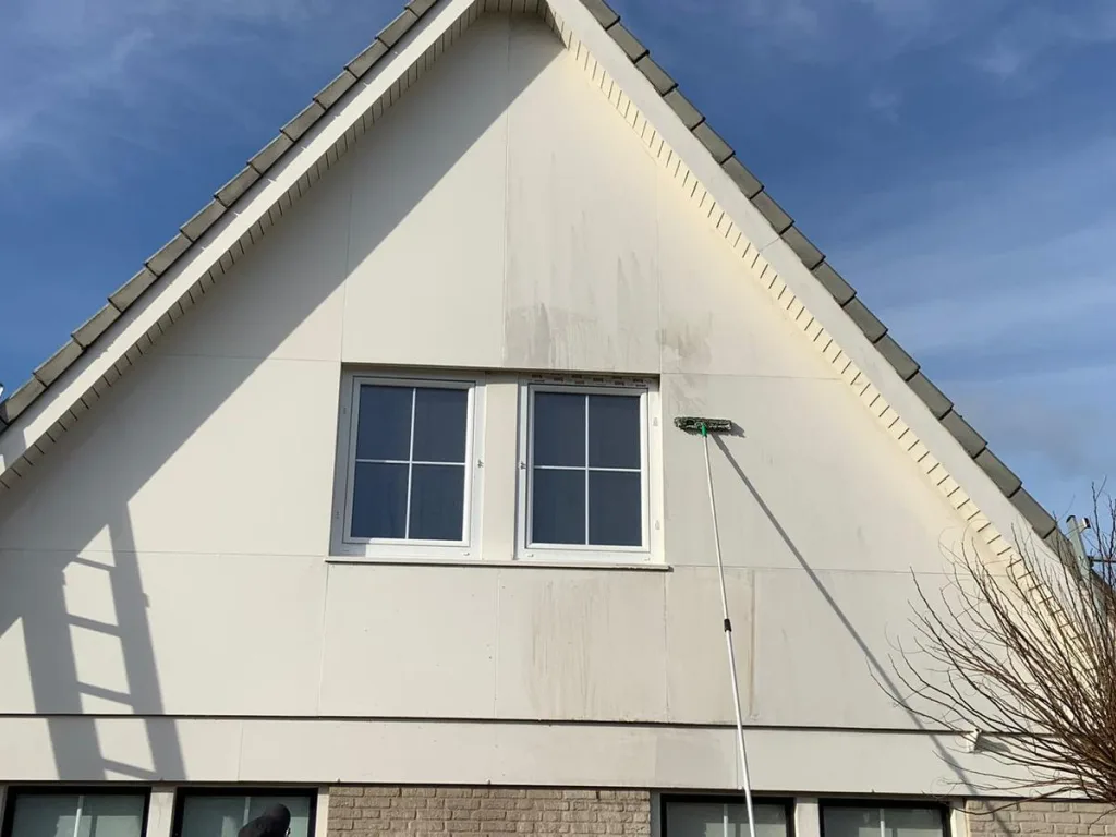 Dieptereiniging van vervuilde gevel bij bedrijfspand