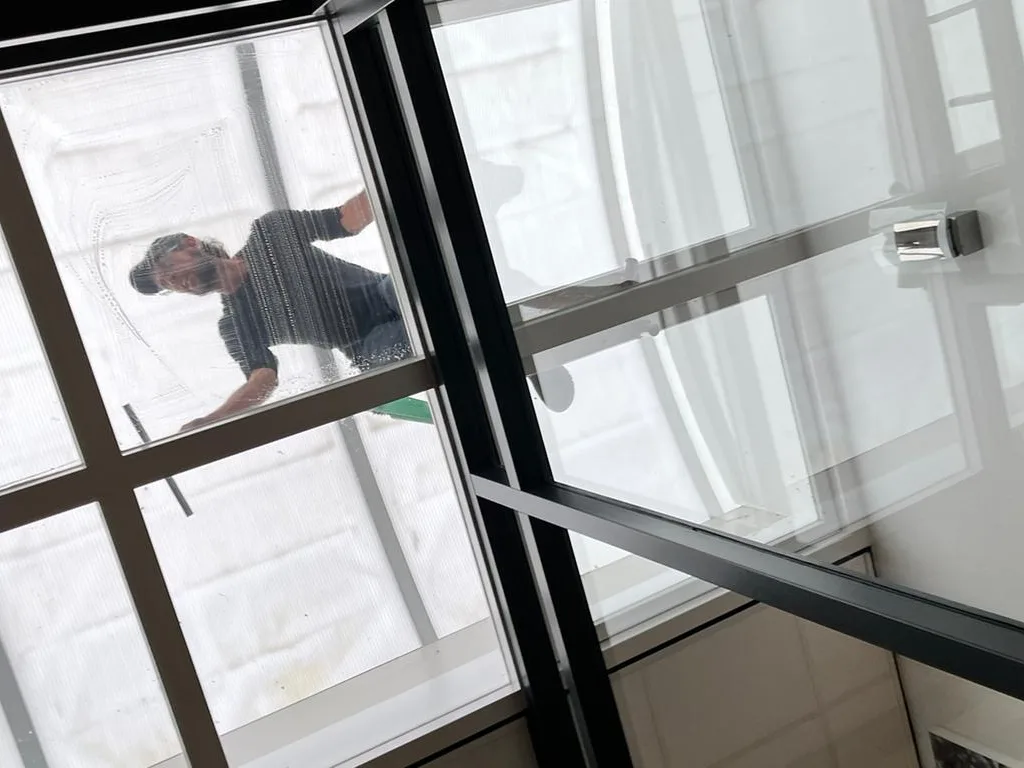 Streeploos schone ramen na professionele glasbewassing door Padrino's Bedrijfsdiensten