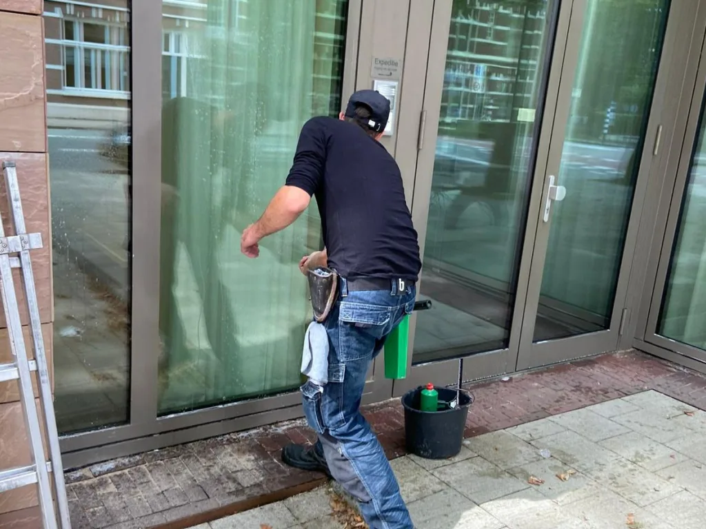 Streeploze ramen na professionele glasbewassing