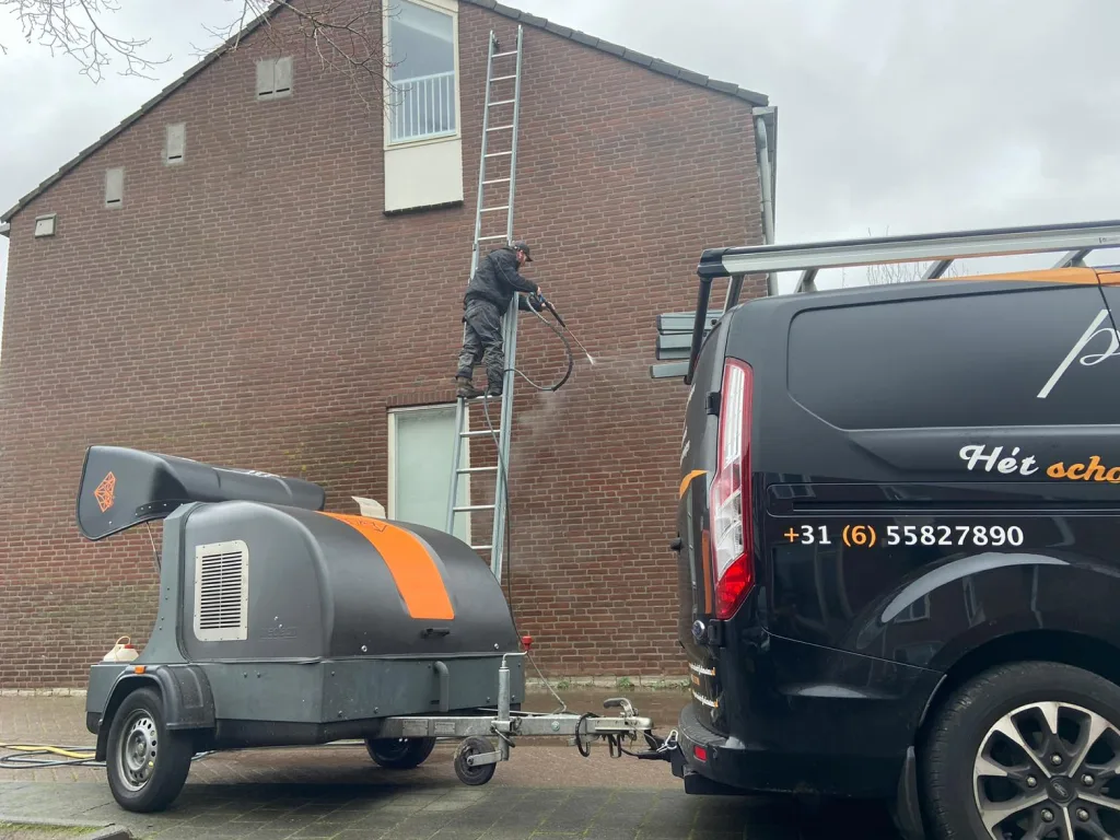 Professionele graffiti verwijdering op stenen gevel
