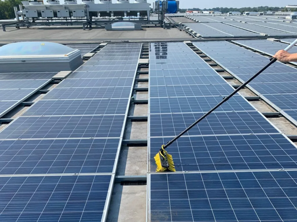 Professionele zonnepanelen schoonmaak op bedrijfspand